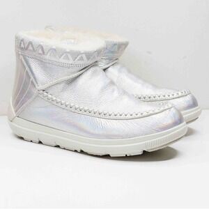 MANITOBAH Reflections Mukluks Iridescent Shearling Leather Ankle Boots Womens 9